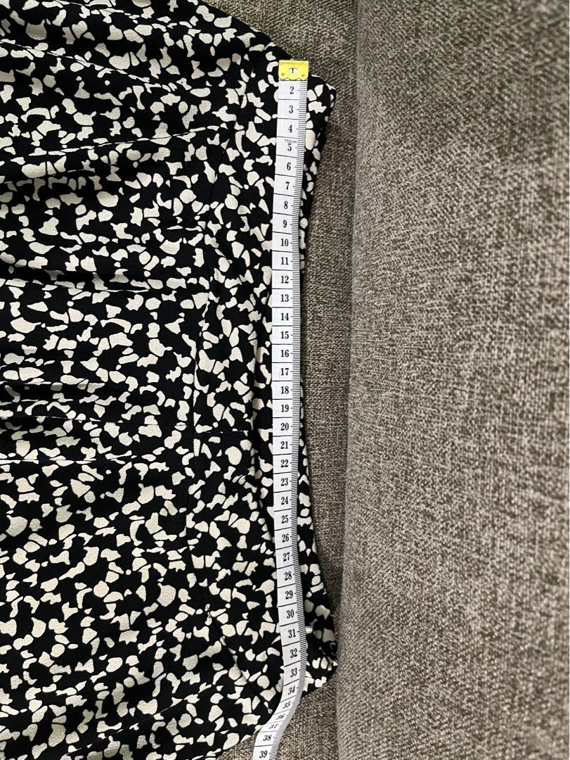 Printed skirt (Category: Skirts) located in Manila. Submitted by decluttify (Listing ID 1377899025, Image 3). Description: Printed skirt black and white Perfect for any occasion Casual date, fits any outfit Fashion street wear #Palugi #sale #Affordable.
