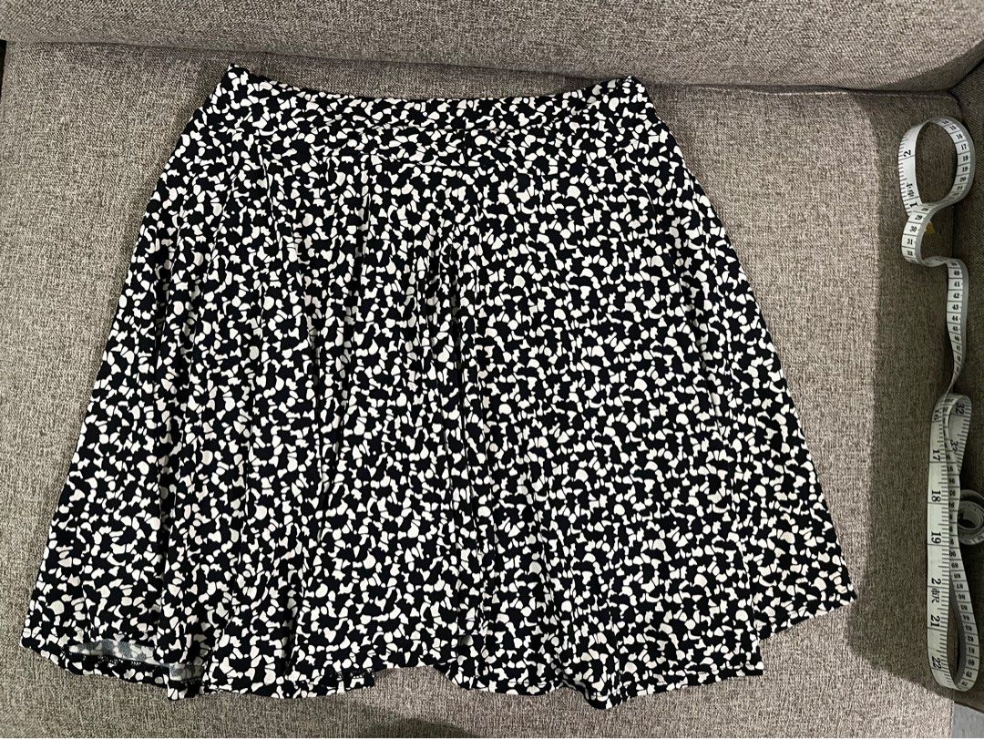 Printed skirt (Category: Skirts) located in Manila. Submitted by decluttify (Listing ID 1377899025, Image 1). Description: Printed skirt black and white Perfect for any occasion Casual date, fits any outfit Fashion street wear #Palugi #sale #Affordable.