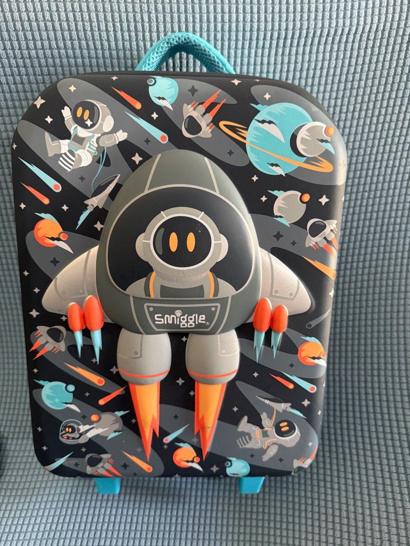 Smiggle Blast off Junior Trolley bag and lunch bag (Category: Babies & Kids Fashion) located in Manila. Submitted by polaignacio (Listing ID 1377756872, Image 2). Description: Travel in style with this adorable Blast off Trolley Bag with 3D, embossed character details! Little hands can easily grab and go with the adjustable carry handle and super smooth wheels. Plus, inner mesh pockets make packing a dream! One zipped compartment Embossed 3D fron