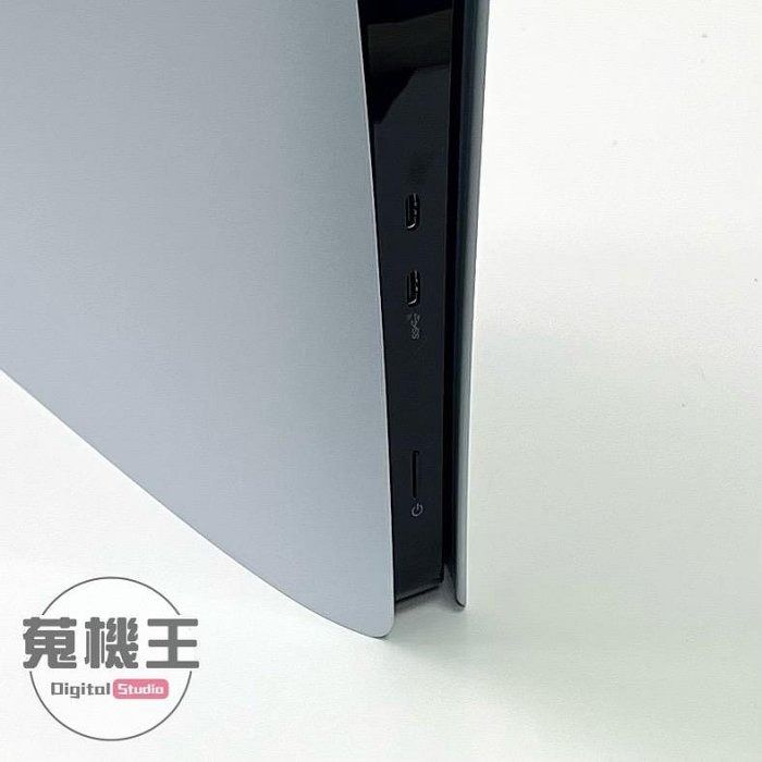 由 winson999888 (刊登 ID 1377862602，圖片 2) 提交，位於 台北市 (Taipei) 的 【蒐機王】Sony PS5 Slim 1TB 數位版 雙手把【可用舊3C折抵購買】D4378-S (類別：PlayStation)，說明：【商品貨號】D4378 【名稱】Sony PS5 Slim 1TB 數位版 雙手把 【顏色】白色 【品相描述】外觀良好 【新舊程度】中古品 / 95%新 【保固狀態】店家責任保固七天 【配件說明】原廠盒裝、電源線、HDMI線、手把*2 【NCC認證碼】CCAB23LP1110T9 【BSMI商檢字號】N/A 【賣場管理代碼】03 -------------------------------------- 【商品狀態分級說明】 ● 100%新 = 全新未拆封新品 ● 95%新 = 機況如新品一般 ● 90%新 = 僅些許使用小痕跡 ● 85%新 = 外觀有較明顯痕跡 ● 80%新 = 外觀較重的使用痕跡 ● 70%新 = 商品瑕疵或功