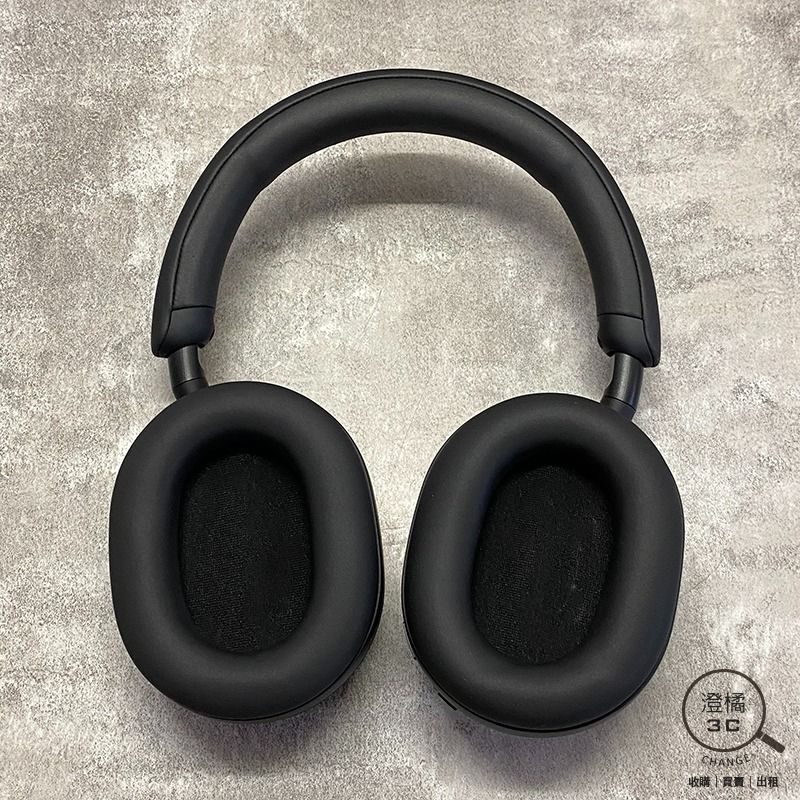由 change12336 (刊登 ID 1377938894，圖片 2) 提交，位於 台北市 (Taipei) 的 『澄橘』SONY WH-1000XM5 無線降噪耳機 黑《二手3C 歡迎折抵》A77335 (類別：耳機)，說明：SONY WH-1000XM5 無線降噪耳機 黑 店保七天 功能正常 90%新，外觀有小使用痕跡，無撞傷或掉漆 盒裝+保卡 本賣場商品因於店家同步銷售流通快，請於下標前先詢問是否有貨。 ( 下標後如需自取請參閱關於我中的店家資訊。) 下標後請於 3 天內完成交易，並將您的收件資料填寫於買賣留言板中。 ( 請留收件人姓名、地址、電話。) 賣場交易方式 : 到店自取、超商取貨付款、信用卡(店家使用)、輕鬆付(黑貓宅配)。 購買前如有任何問題請多利用問與答或賣場即時通，若我們未回覆您的問題，表示不同意或未讀您的發問，若已下標將以網頁說明為主。 保固中商品如有故障請直接找代理商，過保商品自賣場售出後提供 7 天保固，7 天後須自行負擔維修費用。 我們注重每一筆商品交易