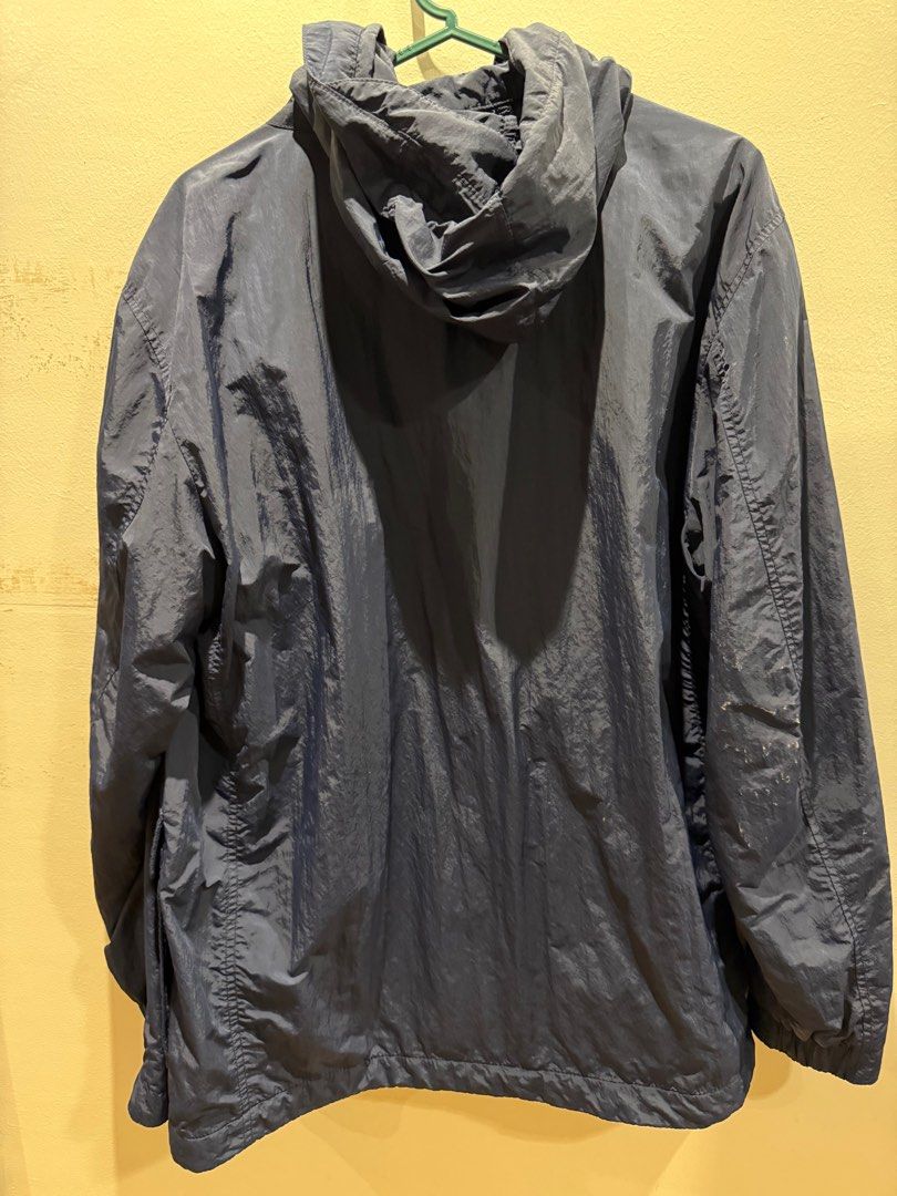 Uniqlo Jacket (Category: Coats, Jackets and Outerwear) located in Quezon City. Submitted by pathdz (Listing ID 1377777795, Image 2). Description: Size: M Color: Navy Blue.
