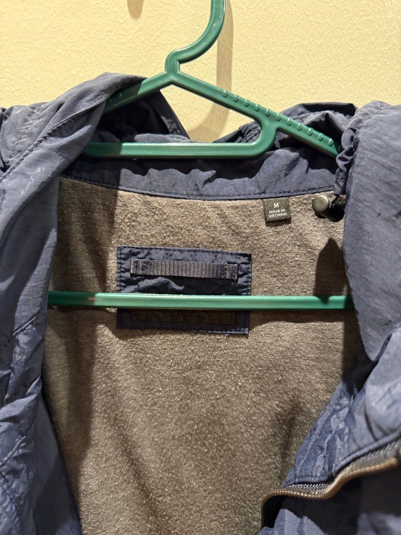 Uniqlo Jacket (Category: Coats, Jackets and Outerwear) located in Quezon City. Submitted by pathdz (Listing ID 1377777795, Image 3). Description: Size: M Color: Navy Blue.