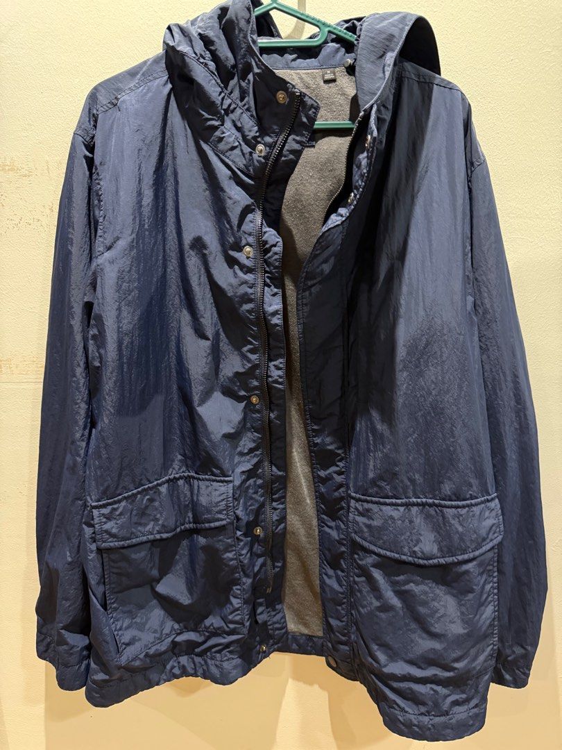 Uniqlo Jacket (Category: Coats, Jackets and Outerwear) located in Quezon City. Submitted by pathdz (Listing ID 1377777795, Image 1). Description: Size: M Color: Navy Blue.