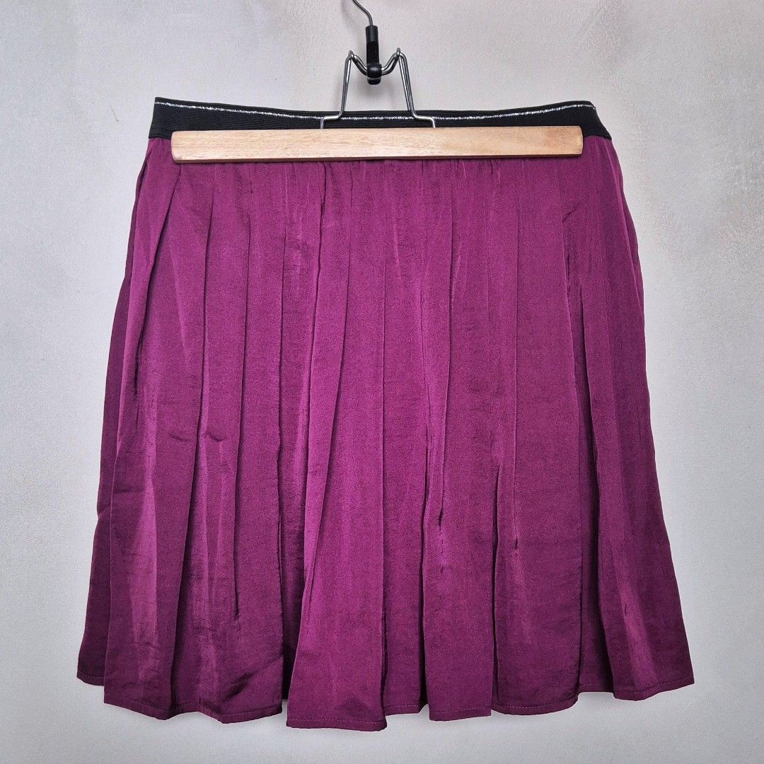 Uniqlo Pleated Mini Skirt in Magenta, Women's Fashion, Bottoms
