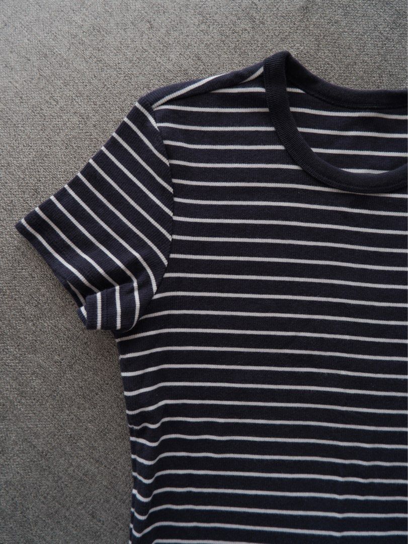 Uniqlo Stripped Shirt (Category: Shirts) located in Manila. Submitted by elis_13 (Listing ID 1377848189, Image 2). Description: Uniqlo Stripped Shirt Fits XS-S .
