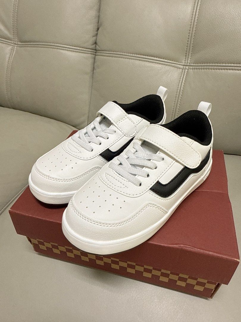 由 chu625 (刊登 ID 1377833696，圖片 1) 提交，位於 桃園市 (Taoyuan) 的 全新VANS童鞋 19cm (類別：嬰兒及兒童流行時尚)，說明：Abc mart購入 買太小。