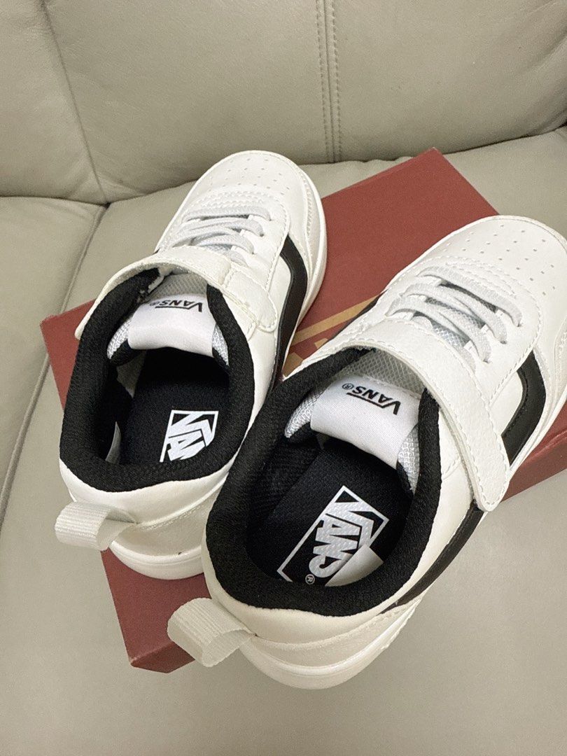 由 chu625 (刊登 ID 1377833696，圖片 3) 提交，位於 桃園市 (Taoyuan) 的 全新VANS童鞋 19cm (類別：嬰兒及兒童流行時尚)，說明：Abc mart購入 買太小。