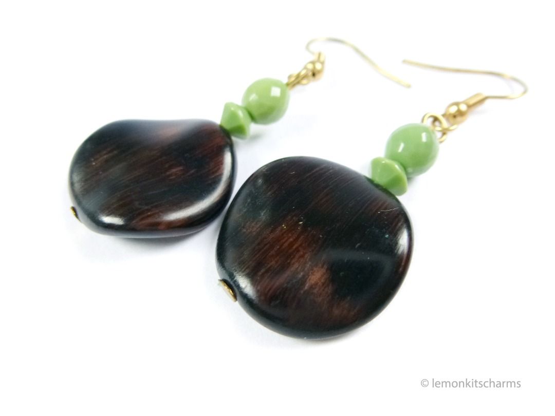 Vintage 90s Dark Brown Green Pierced Earrings, er2659-ci (Category: Earrings) located in Singapore. Submitted by lemonkitscharms (Listing ID 1377932941, Image 2). Description: Vintage 1990s Dark Brown & Green Beaded Earrings, hooks for pierced ears. Good condition, minor tarnish on hooks from age. Beads are made of plastic. Price excludes postage. Check my profile for postage rates. Size: 52 x 20mm - Sorry NO NEGO for 1 item. Buy 4 or more other 