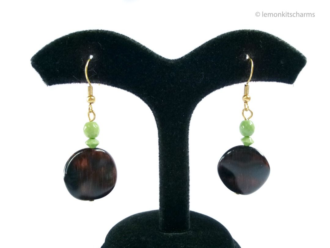 Vintage 90s Dark Brown Green Pierced Earrings, er2659-ci (Category: Earrings) located in Singapore. Submitted by lemonkitscharms (Listing ID 1377932941, Image 3). Description: Vintage 1990s Dark Brown & Green Beaded Earrings, hooks for pierced ears. Good condition, minor tarnish on hooks from age. Beads are made of plastic. Price excludes postage. Check my profile for postage rates. Size: 52 x 20mm - Sorry NO NEGO for 1 item. Buy 4 or more other 