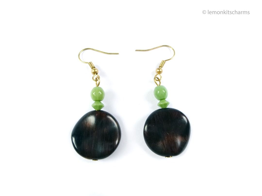 Vintage 90s Dark Brown Green Pierced Earrings, er2659-ci (Category: Earrings) located in Singapore. Submitted by lemonkitscharms (Listing ID 1377932941, Image 1). Description: Vintage 1990s Dark Brown & Green Beaded Earrings, hooks for pierced ears. Good condition, minor tarnish on hooks from age. Beads are made of plastic. Price excludes postage. Check my profile for postage rates. Size: 52 x 20mm - Sorry NO NEGO for 1 item. Buy 4 or more other 