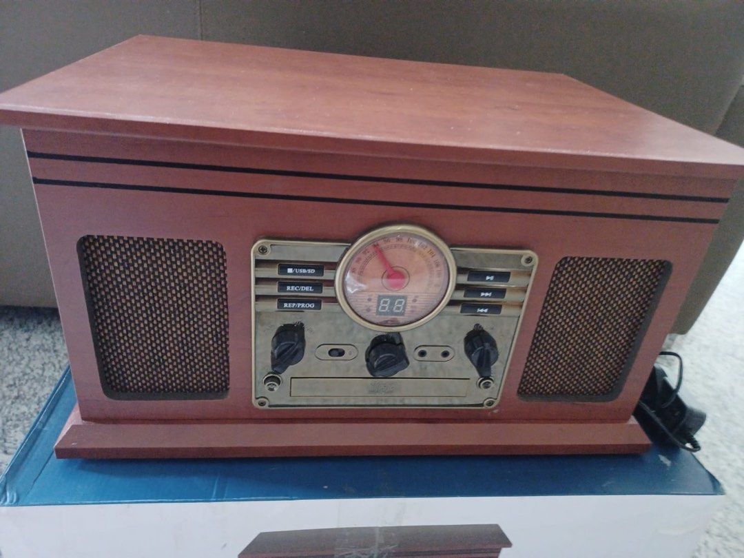 Walters Retro Turntable (Category: Other Audio Equipment) located in Singapore. Submitted by yrlocalshop (Listing ID 1377896291, Image 3). Description: Like new Walters Retro Turntable. Comes with original box and user manual. Perfect for listening to your favorite records. Great gift idea!.