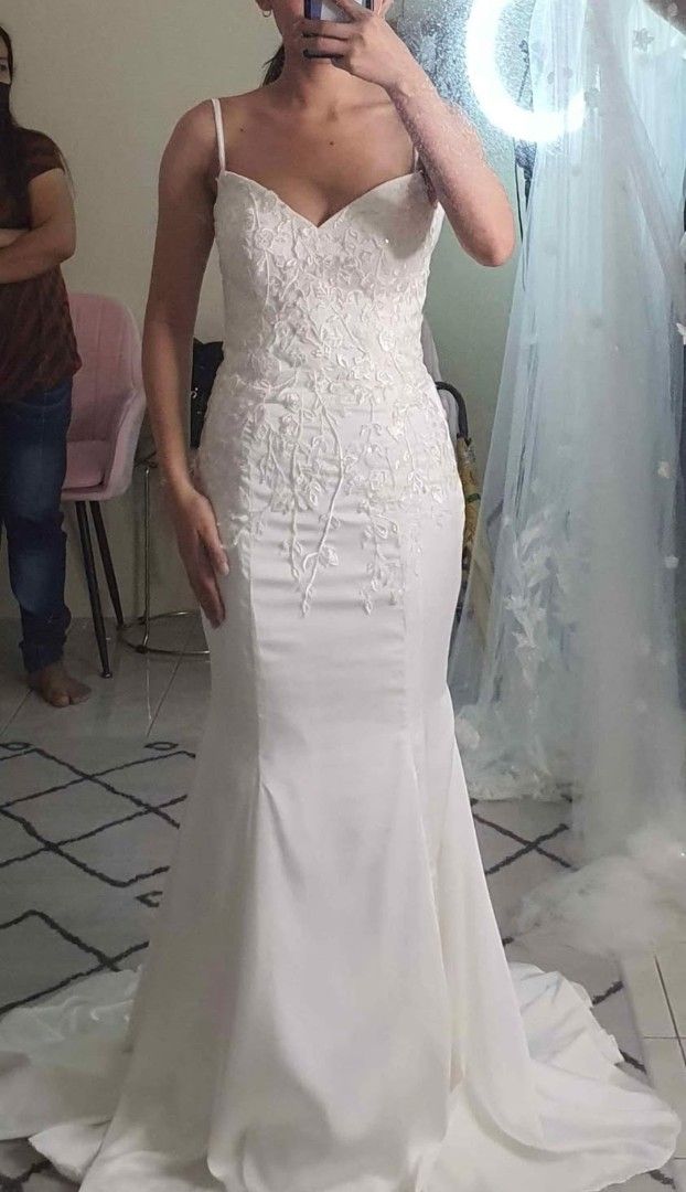 Wedding Gown (Category: Evening dresses & gowns) located in Cavite. Submitted by hellovenice_ (Listing ID 1377893269, Image 1). Description: inclusions: gown veil wedding accessories.