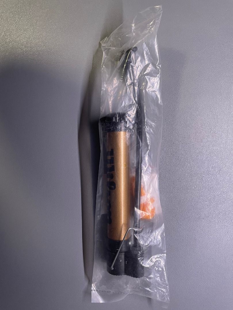 由 appleexpert (刊登 ID 1377842010，圖片 1) 提交，位於 台北市 (Taipei) 的 Wilson 品牌 便攜打氣筒 (類別：球拍和球類運動)，說明：內附網袋與球針 材質：鋼製＋工程塑料 顏色：金色 規格：19.5cm 🚚運送方式： 🏪7-11取貨付款（運費$38元，請私訊下單） 🏪全家取貨付款（運費$39元，請私訊下單） 🎠旋轉拍賣直接下單（7-11取貨付款，運費60元） 🚚您下單後將於24小時內出貨 🏪超商取貨付款約2~3天送達您指定的超商門市。
