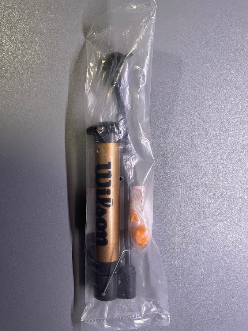 由 appleexpert (刊登 ID 1377842010，圖片 2) 提交，位於 台北市 (Taipei) 的 Wilson 品牌 便攜打氣筒 (類別：球拍和球類運動)，說明：內附網袋與球針 材質：鋼製＋工程塑料 顏色：金色 規格：19.5cm 🚚運送方式： 🏪7-11取貨付款（運費$38元，請私訊下單） 🏪全家取貨付款（運費$39元，請私訊下單） 🎠旋轉拍賣直接下單（7-11取貨付款，運費60元） 🚚您下單後將於24小時內出貨 🏪超商取貨付款約2~3天送達您指定的超商門市。
