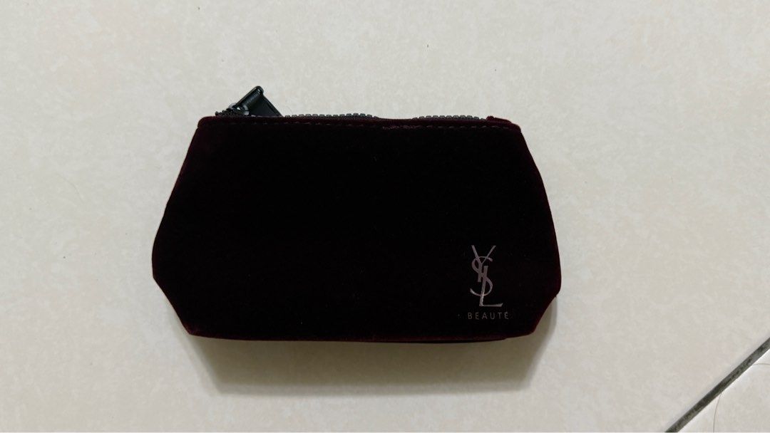 由 gangta (刊登 ID 1377906205，圖片 1) 提交，位於 高雄市 (Kaohsiung) 的 ❗️全新❗️ysl聖羅蘭精緻絨毛化妝包 (類別：化妝品)，說明：肉眼顏色偏向圖三的暗紅色 低調的高級感🤍 容量偏小一些 約五隻唇膏 歡迎聊聊詢問～。