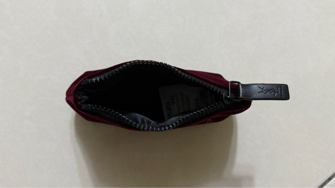 由 gangta (刊登 ID 1377906205，圖片 2) 提交，位於 高雄市 (Kaohsiung) 的 ❗️全新❗️ysl聖羅蘭精緻絨毛化妝包 (類別：化妝品)，說明：肉眼顏色偏向圖三的暗紅色 低調的高級感🤍 容量偏小一些 約五隻唇膏 歡迎聊聊詢問～。