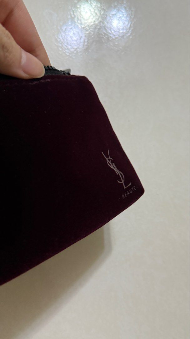 由 gangta (刊登 ID 1377906205，圖片 3) 提交，位於 高雄市 (Kaohsiung) 的 ❗️全新❗️ysl聖羅蘭精緻絨毛化妝包 (類別：化妝品)，說明：肉眼顏色偏向圖三的暗紅色 低調的高級感🤍 容量偏小一些 約五隻唇膏 歡迎聊聊詢問～。