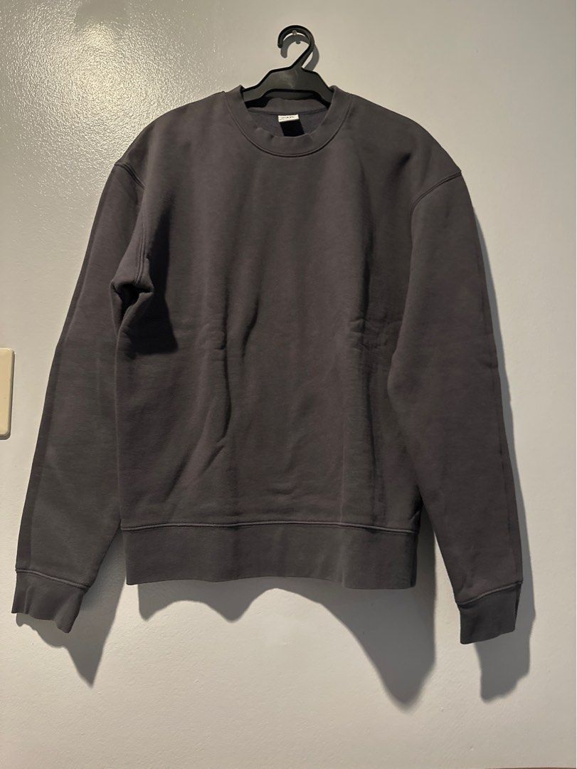 Zara Sweater (Category: Longsleeves) located in Cainta. Submitted by annebc (Listing ID 1377756528, Image 1). Description: Dark Gray Size Medium (Oversized).