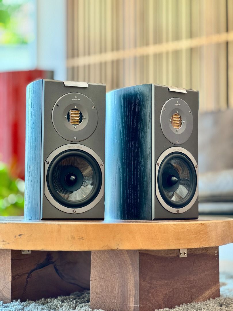 [40% off] High-end R1 Avantgarde AMT flagship bookshelf (Category: Soundbars, Speakers & Amplifiers) located in Singapore. Submitted by av_intelligence (Listing ID 1372880082, Image 1). Description: At 𝟒𝟎% 𝐨𝐟𝐟 [UP $7,999], Audiovector's R1 Avantgarde looks gorgeous in black oak, and will present your music in an equally beautiful manner. Our ex-demo presents detail completely yet delicately, with its Air Motion Transformer (AMT) tweeter enla