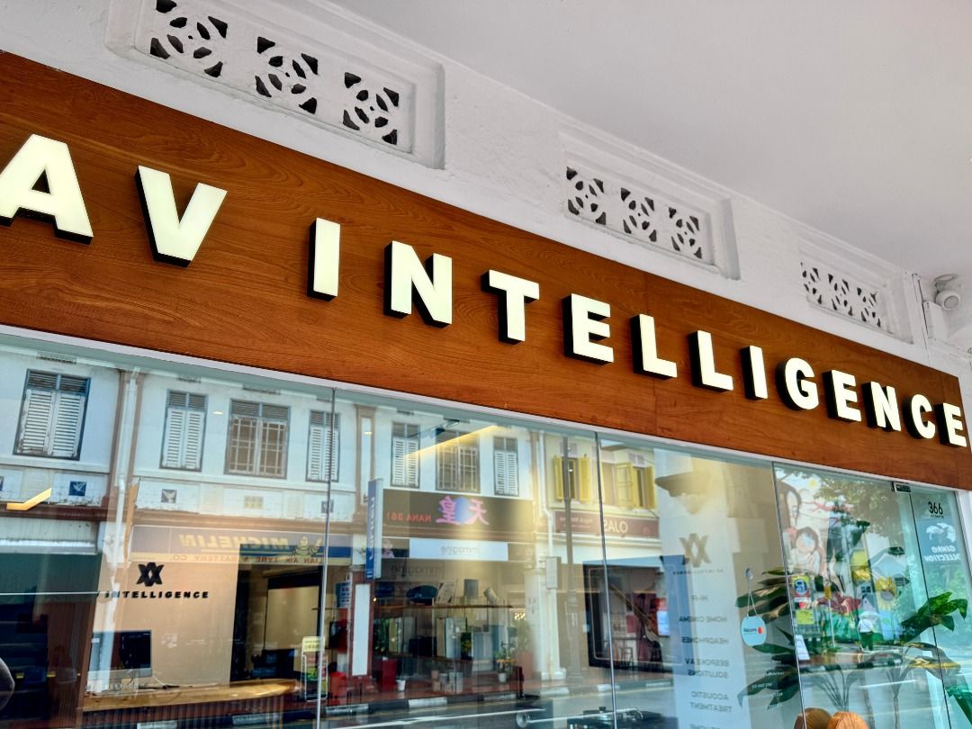 [40% off] High-end R1 Avantgarde AMT flagship bookshelf (Category: Soundbars, Speakers & Amplifiers) located in Singapore. Submitted by av_intelligence (Listing ID 1372880082, Image 3). Description: At 𝟒𝟎% 𝐨𝐟𝐟 [UP $7,999], Audiovector's R1 Avantgarde looks gorgeous in black oak, and will present your music in an equally beautiful manner. Our ex-demo presents detail completely yet delicately, with its Air Motion Transformer (AMT) tweeter enla