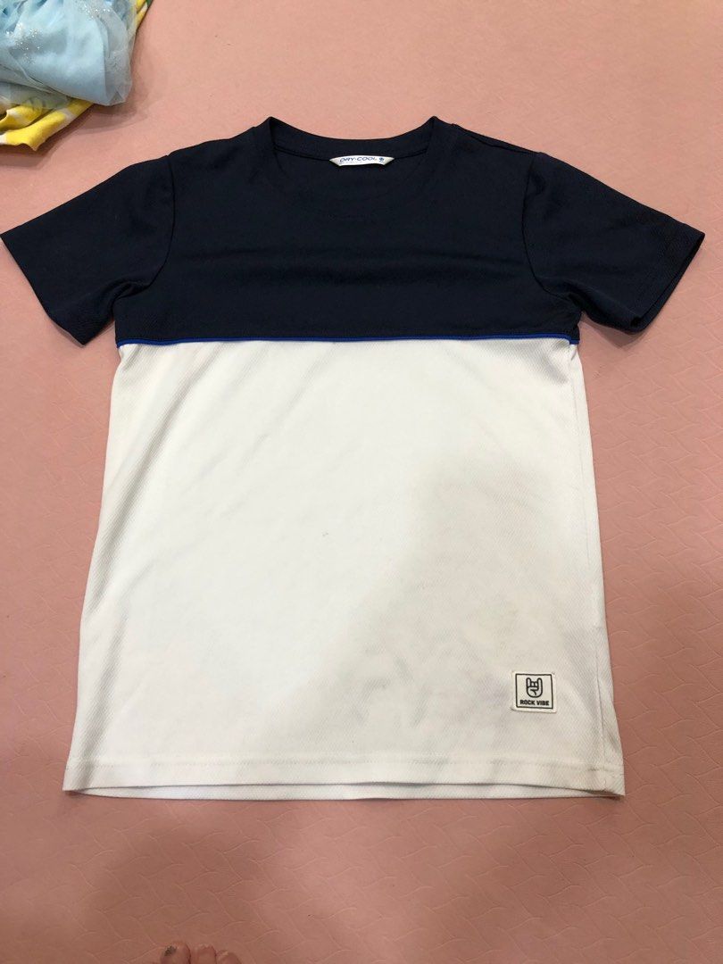 由 zoe5858 (刊登 ID 1372981442，圖片 1) 提交，位於 桃園市 (Taoyuan) 的 男童運動上衣 (類別：嬰兒及兒童流行時尚)，說明：二手，粗穿，有幾處勾絲，免費贈送。 衣標適穿建議為150公分，版型偏小，較適合100～120公分適穿。