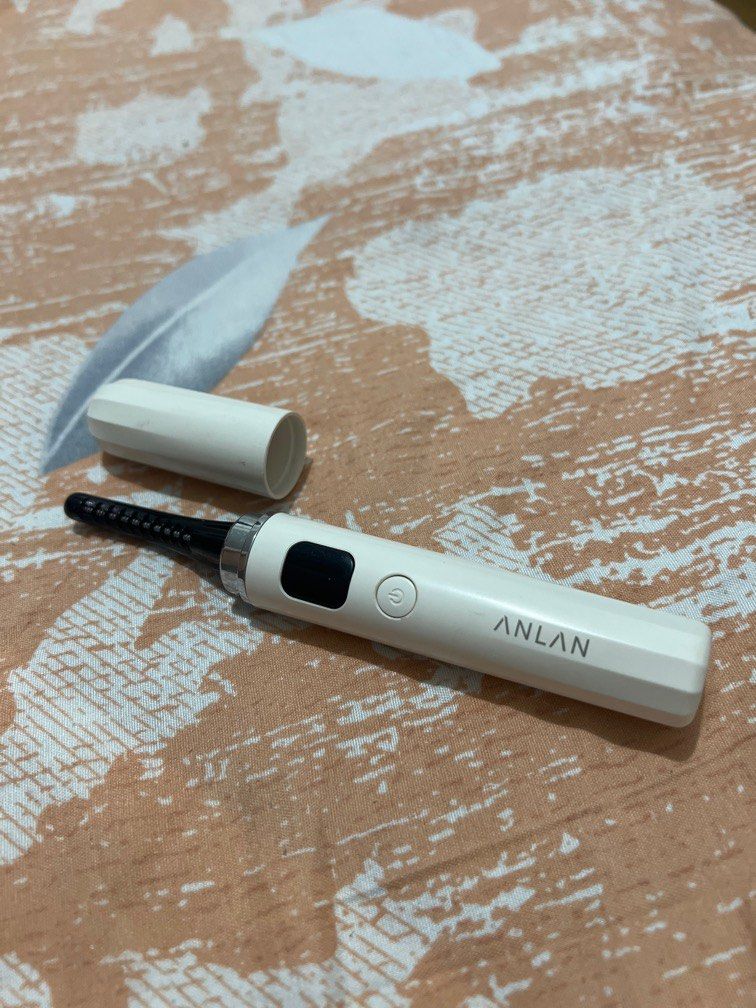 Anlan Electric Eyelash Curler (Category: Makeup) located in Manila. Submitted by user100518 (Listing ID 1372982179, Image 1). Description: No charger. Has Type C port..