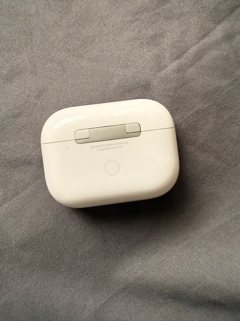 Apple Airpods Pro Gen 1 (Category: Earphones) located in Singapore. Submitted by watermelons. (Listing ID 1372911449, Image 3). Description: Rfs, Upgraded to Gen 2. Left side not connecting but shows up when charging. Minimal Scratches, always in case. Free courier. .