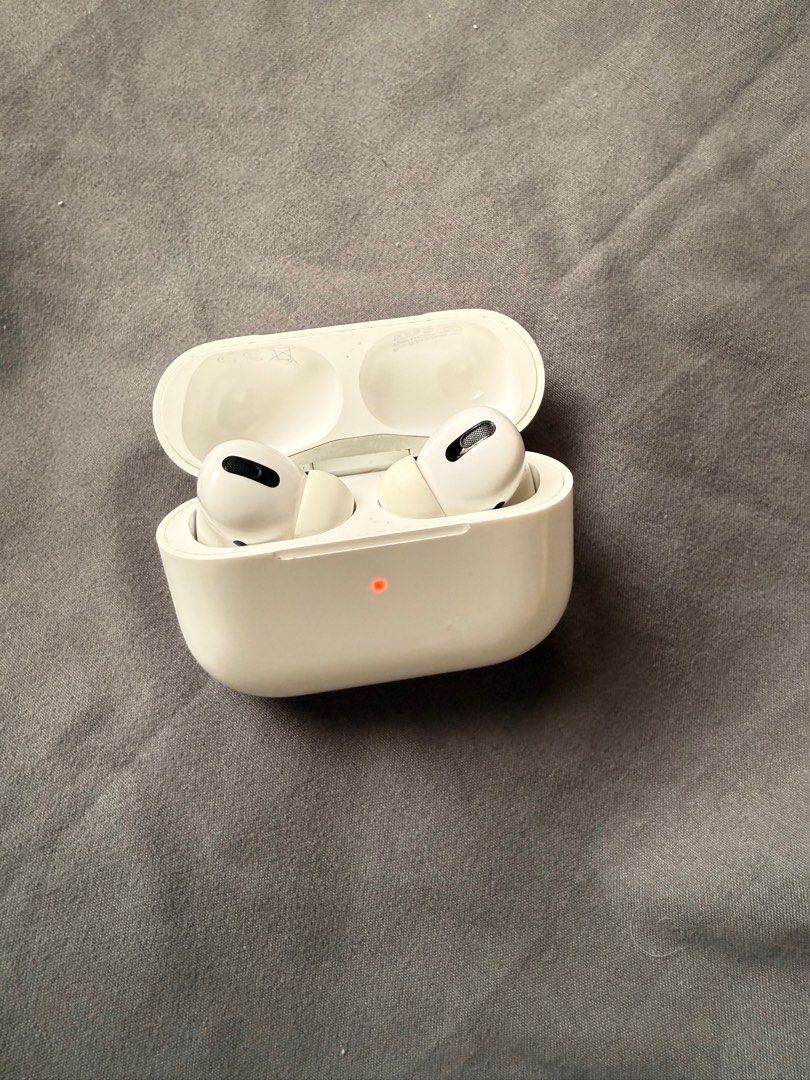 Apple Airpods Pro Gen 1 (Category: Earphones) located in Singapore. Submitted by watermelons. (Listing ID 1372911449, Image 1). Description: Rfs, Upgraded to Gen 2. Left side not connecting but shows up when charging. Minimal Scratches, always in case. Free courier. .