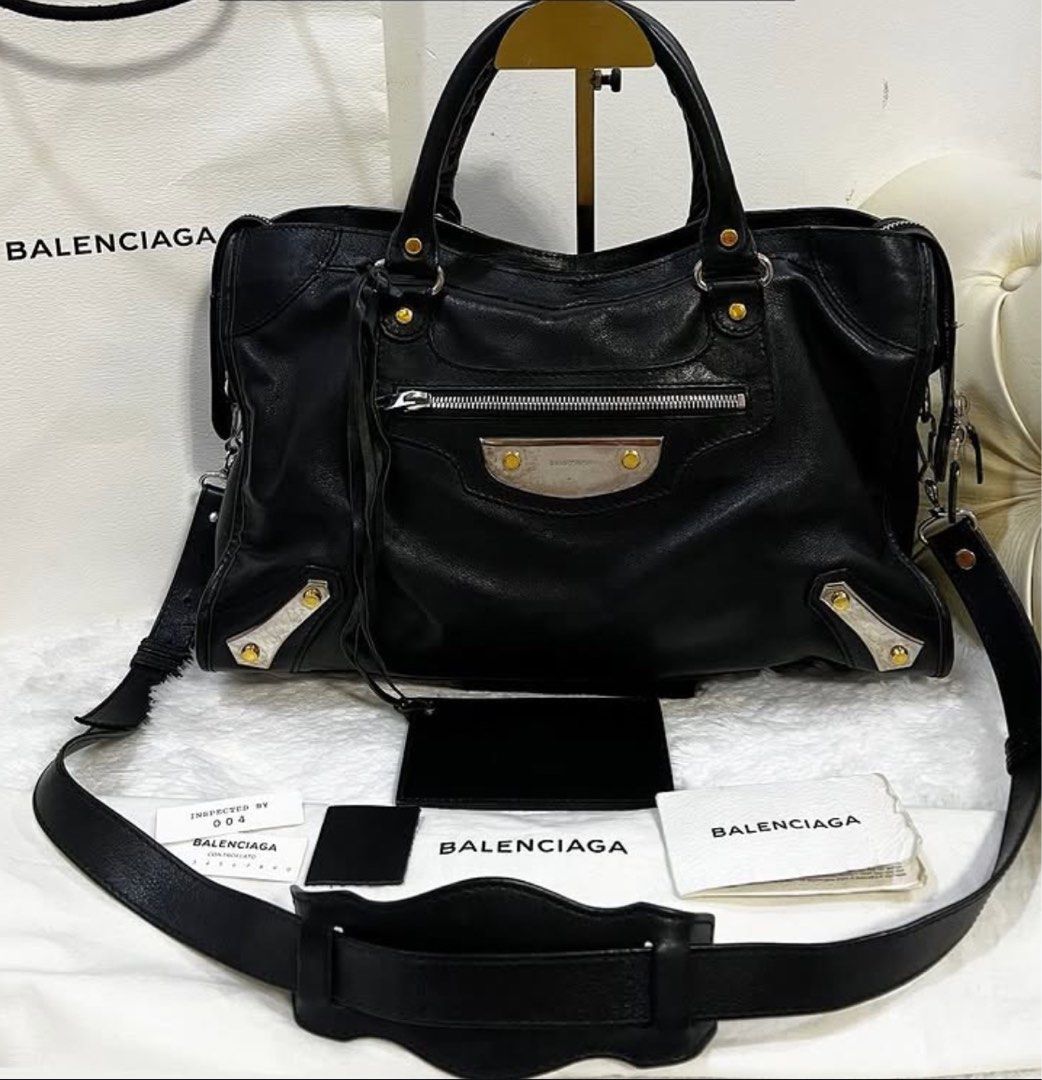 Balen small siZe (Category: Luxury Bags & Wallets) located in Santa Ana. Submitted by astonandariana (Listing ID 1372907606, Image 1). Description: .