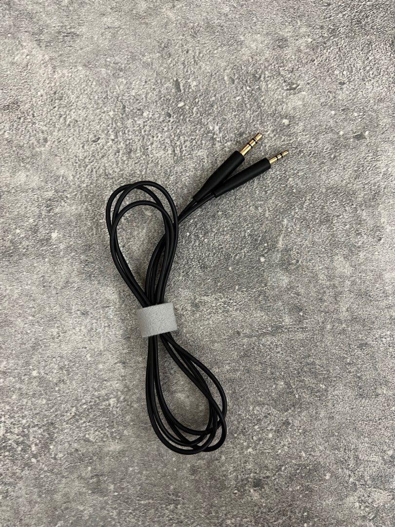 由 NeighborhoodLife (刊登 ID 1372914657，圖片 1) 提交，位於 新北市 (New Taipei) 的 Bose 黑色 耳機音源線 (類別：其他音響配件及設備)，說明：商品定價：350 商品尺寸：1m 商品新舊：95% 功能正常 一端是3.5一端是2.5 適用於Bose耳罩款耳機 購買耳機內附贈 多一條出售 商品照片皆為本人實體拍攝 提供商品實體測量數據參考 如有疑問購買前請先詢問 或 看完賣場簡介在下標✔️✔️✔️ 謝謝各位蒞臨參觀選購。
