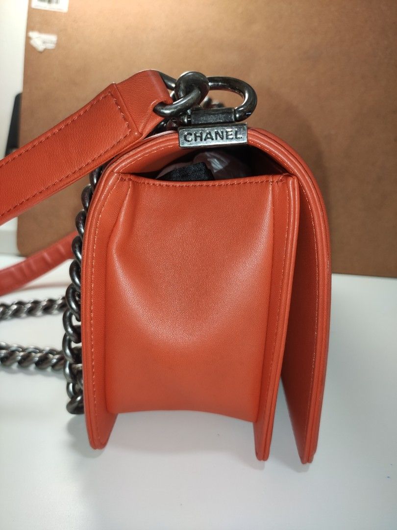 Chanel Boy Bag (Category: Bags & Wallets) located in Singapore. Submitted by cyck323 (Listing ID 1372955299, Image 3). Description: Condition as per photo Chanel Chevron Le Boy Medium Red With Authenticity Card Original Box available Can provde delivery.