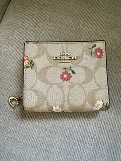 (Category: ) located in . Submitted by prelovedcloset211 (Listing ID 1372975762, Image 1). Description: .