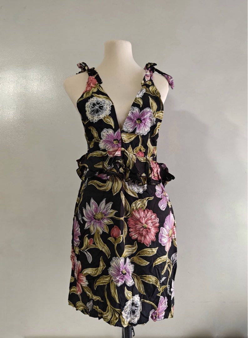 Floral Dress (Category: Dresses) located in Mandaluyong City. Submitted by bleu_decluttering (Listing ID 1372913377, Image 1). Description: Rhipes Backyard Size S- M RFS: Decluttering Original Price: ₱ 700 (can’t remember the exact) Selling Price: ₱ 300 Notes: •Fixed price •No return, no exchange Thank you! #preloved #prelovedbranded #preloveditems #prelovedstuff #clothesforsale.