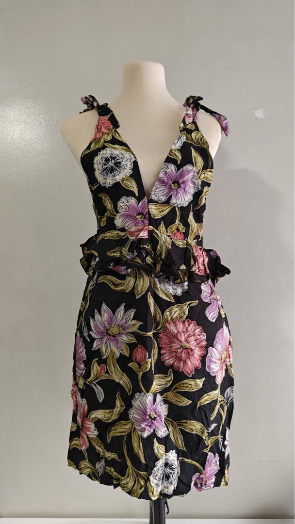 Floral Dress (Category: Dresses) located in Mandaluyong City. Submitted by bleu_decluttering (Listing ID 1372913377, Image 2). Description: Rhipes Backyard Size S- M RFS: Decluttering Original Price: ₱ 700 (can’t remember the exact) Selling Price: ₱ 300 Notes: •Fixed price •No return, no exchange Thank you! #preloved #prelovedbranded #preloveditems #prelovedstuff #clothesforsale.
