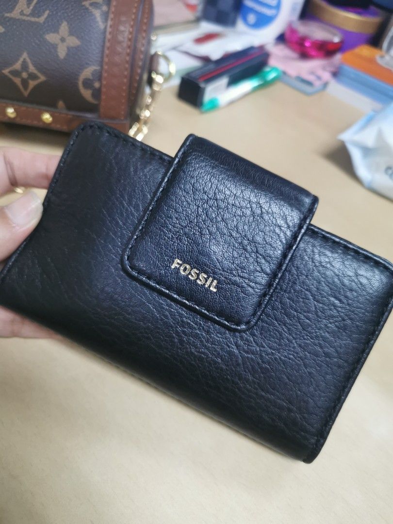 Fossil folded wallet (Category: Wallets & Card holders) located in Makati City. Submitted by denvergirl1119 (Listing ID 1373006735, Image 1). Description: Goatskin shiny leather clutch wallet with 14 card slots. Original price is 4,500..
