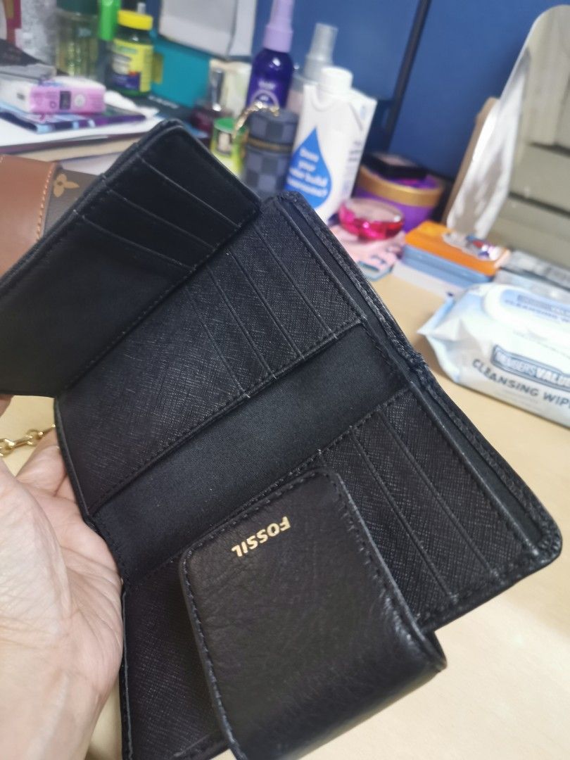 Fossil folded wallet (Category: Wallets & Card holders) located in Makati City. Submitted by denvergirl1119 (Listing ID 1373006735, Image 3). Description: Goatskin shiny leather clutch wallet with 14 card slots. Original price is 4,500..
