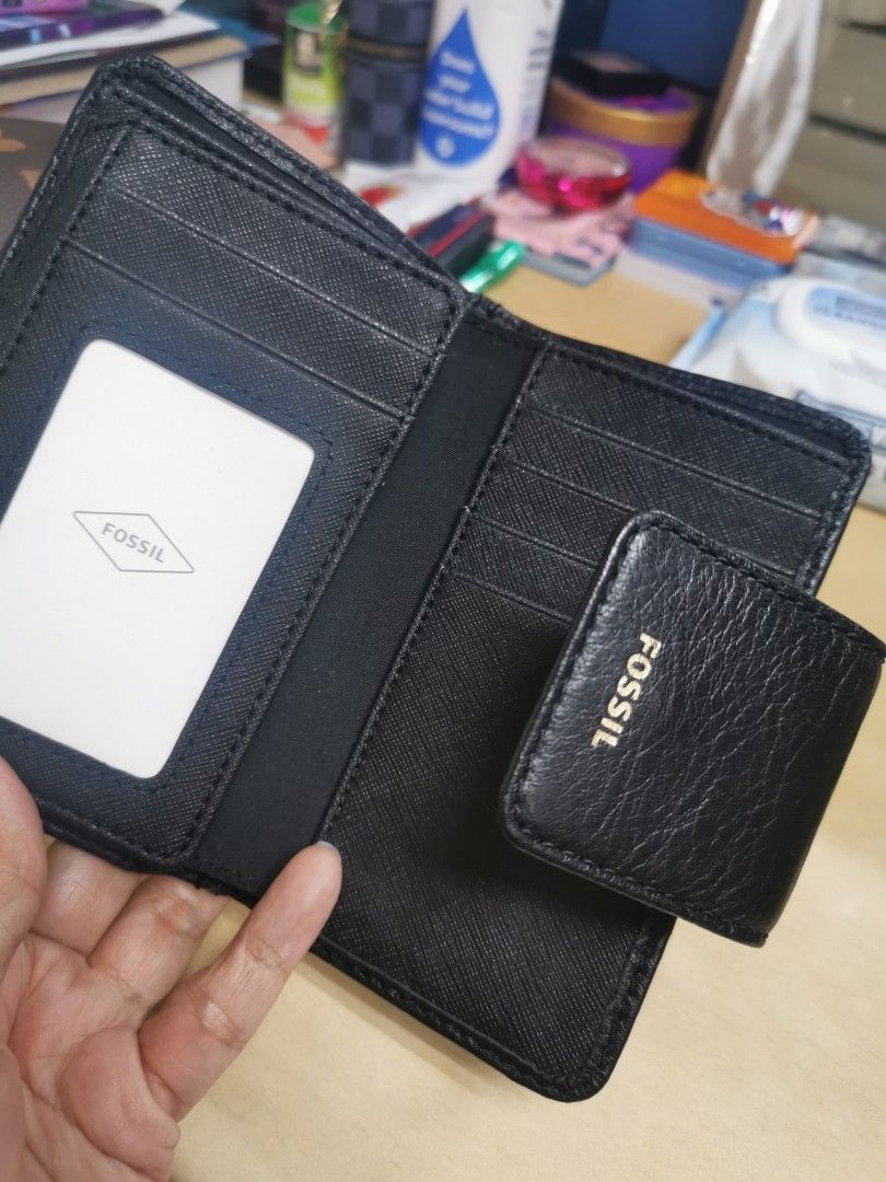 Fossil folded wallet (Category: Wallets & Card holders) located in Makati City. Submitted by denvergirl1119 (Listing ID 1373006735, Image 2). Description: Goatskin shiny leather clutch wallet with 14 card slots. Original price is 4,500..