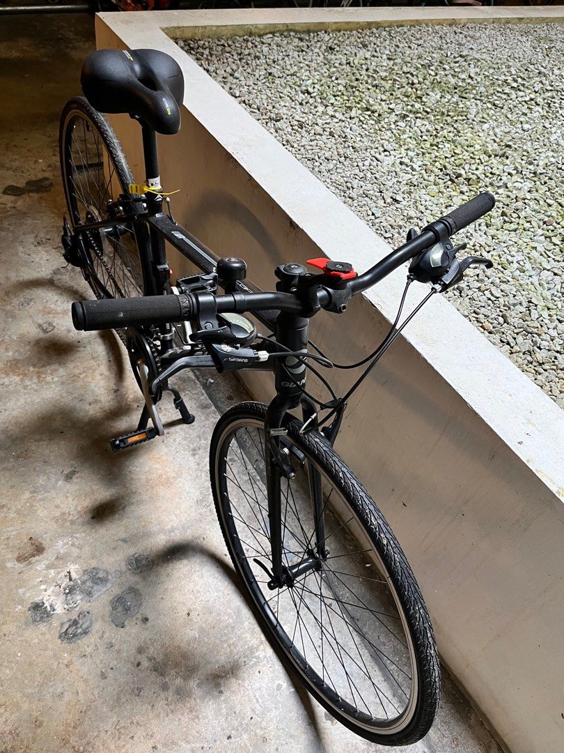 Giant Escape Bicycle Bike Commuter (Category: Bicycles) located in Singapore. Submitted by joyplus (Listing ID 1372950197, Image 2). Description: Some paint chips, needs servicing, not for fussy buyers Without phone holder Fixed price Pick up at Pasir ris only.