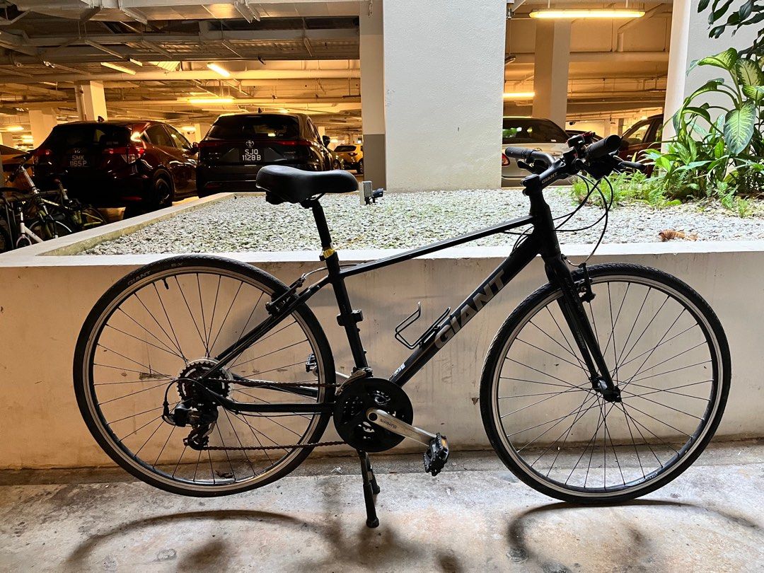 Giant Escape Bicycle Bike Commuter (Category: Bicycles) located in Singapore. Submitted by joyplus (Listing ID 1372950197, Image 1). Description: Some paint chips, needs servicing, not for fussy buyers Without phone holder Fixed price Pick up at Pasir ris only.