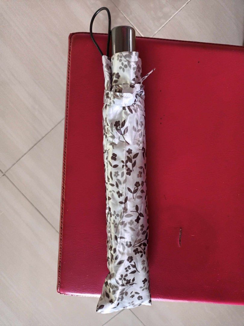 Givenchy foldable umbrella black flower print (Category: Umbrellas) located in Davao. Submitted by favoritepreloved (Listing ID 1373037490, Image 3). Description: .