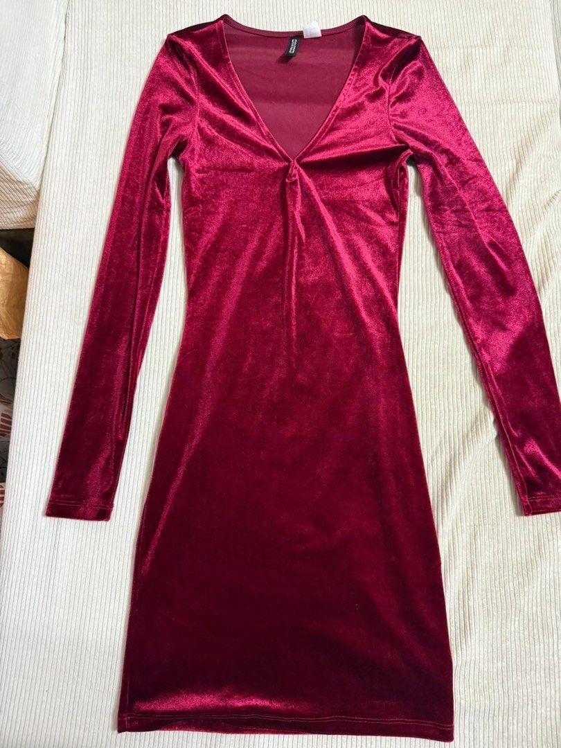 HM DIVIDED Red Evening dress (Category: Evening dresses & gowns) located in Caloocan City. Submitted by _shellly (Listing ID 1373051434, Image 2). Description: Used once No damages Good as new.