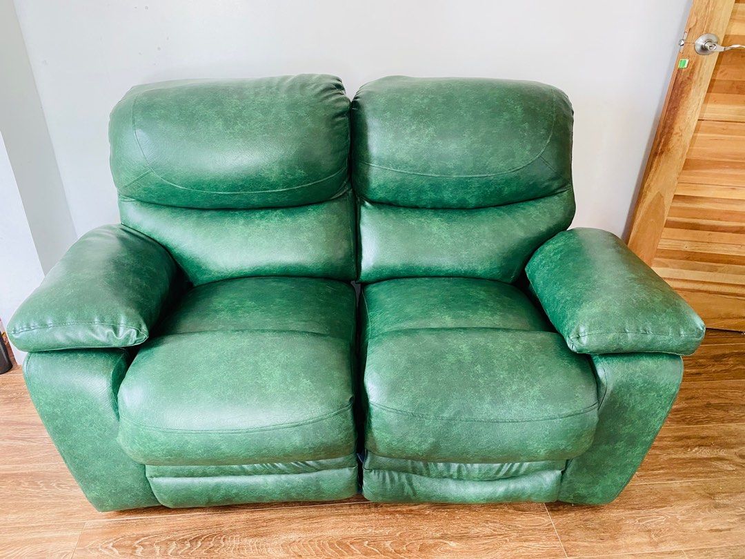 Lazy Boy 5 Seater Set (Category: Sofas) located in Quezon City. Submitted by ellamsvargas (Listing ID 1373001877, Image 1). Description: .