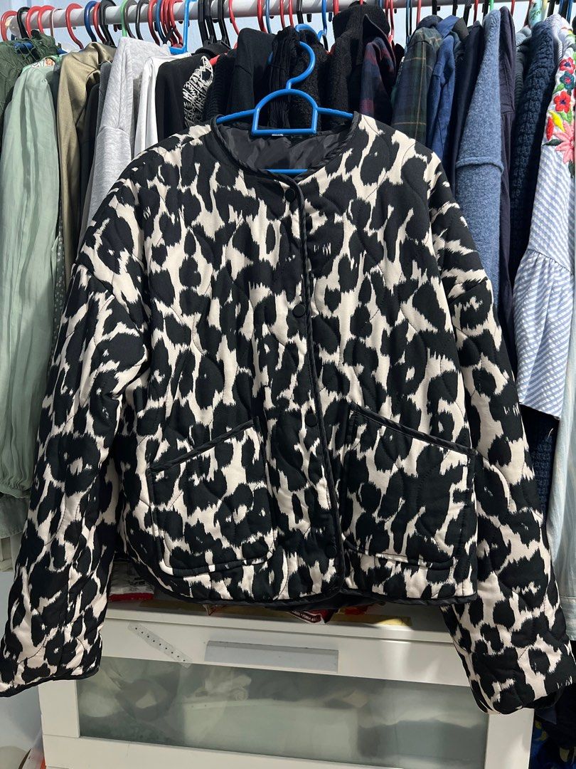 Leopard Jacket (Category: Coats, Jackets and Outerwear) located in Kuala Lumpur. Submitted by findingnewownerr (Listing ID 1372877510, Image 1). Description: Wore once and its not that tebal can wear for Malaysia weather as well.