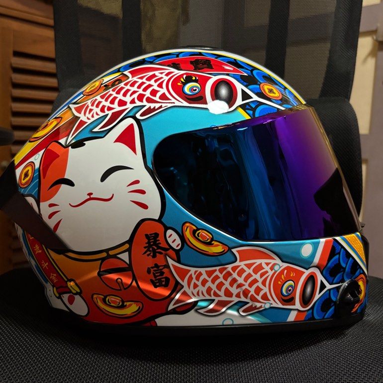Full face helmet ( New size M ) (Category: Motorcycle Accessories) located in Singapore. Submitted by chonk_37 (Listing ID 1372878866, Image 1). Description: Bought online but too big for me, comes with extra padding, gloves and dust bag. Just got another helmet so letting go cheap. Collect / meet up at my convenience. .