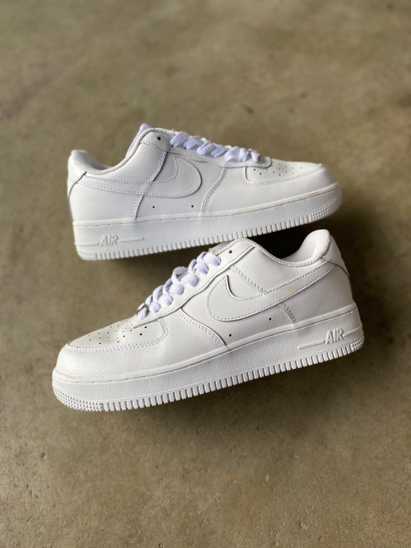 Nike air force low full white, Fesyen Pria, Sepatu Sneakers di