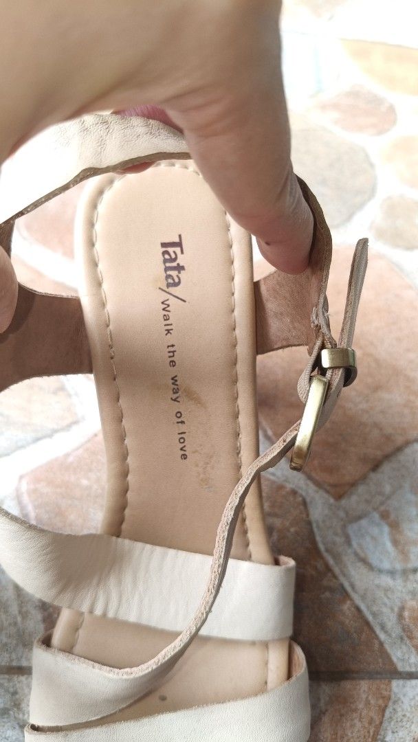 Nude strappy sandals (Category: Heels) located in Iloilo. Submitted by haevyn (Listing ID 1372936541, Image 3). Description: hasn't been used. The soles are still new. minor flaws seen on photos.