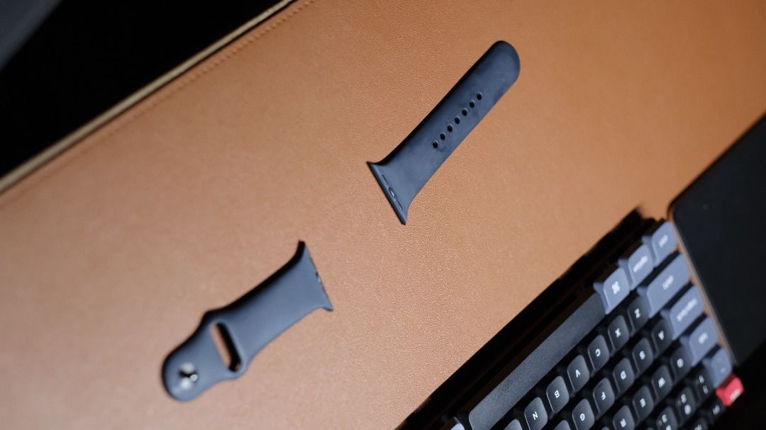 Original Apple Watch Silicone Strap (44mm) (Category: Wearables & Smart Watches) located in Makati City. Submitted by ridgerdale (Listing ID 1373004156, Image 1). Description: Original Apple Watch Silicone Band (44mm) Got it when I bought my Apple Watch RFS: Using another strap Price is negotiable .