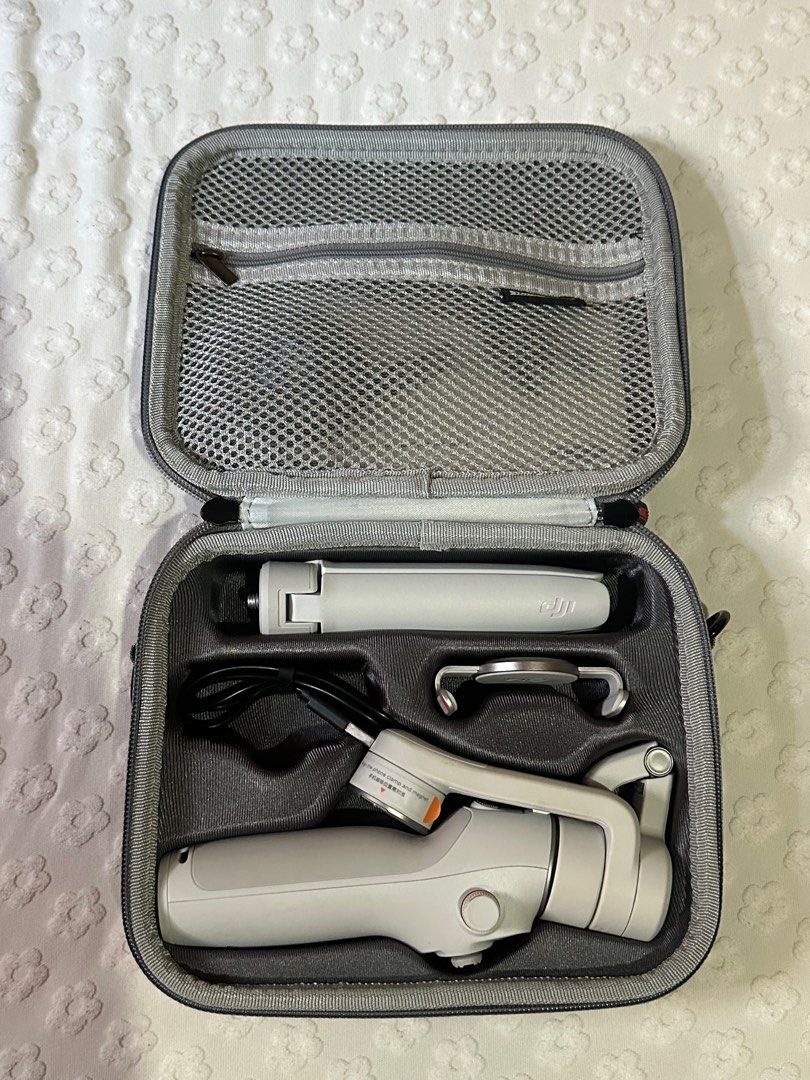 Osmo Mobile 6 (Category: Gimbals & Stabilizers ) located in Manila. Submitted by markbay22974216 (Listing ID 1372962777, Image 1). Description: Good as new one time lang nagamit sa boracay pwedeng pwede sa maselan.. tamad tamad mag edit nang mga video and pictures :) .. pm lang sa gusto for lf. Salamat..