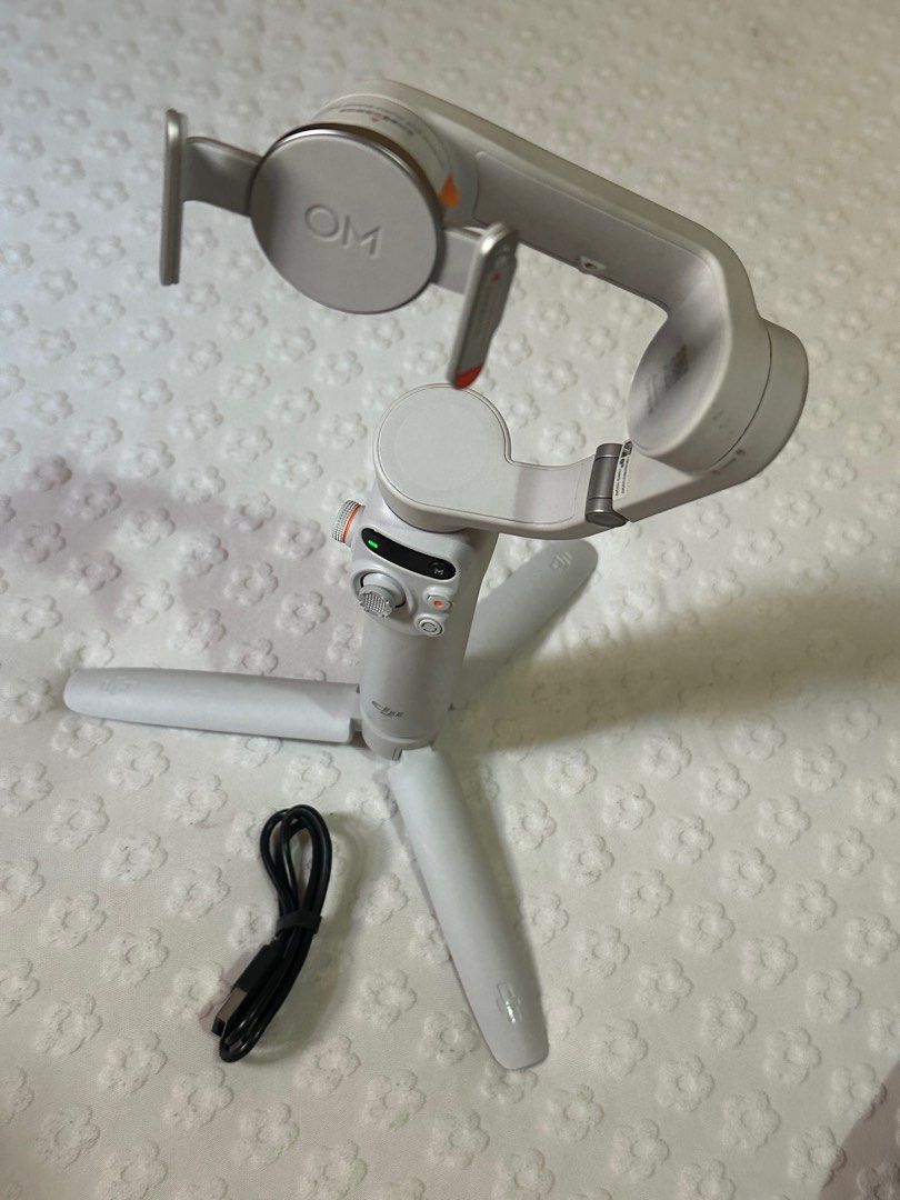 Osmo Mobile 6 (Category: Gimbals & Stabilizers ) located in Manila. Submitted by markbay22974216 (Listing ID 1372962777, Image 2). Description: Good as new one time lang nagamit sa boracay pwedeng pwede sa maselan.. tamad tamad mag edit nang mga video and pictures :) .. pm lang sa gusto for lf. Salamat..